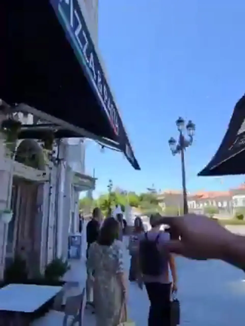 مالک رستوران اسپانیایی مشتریان صهیونیست را با شعار لبیک یا نصرالله اخراج کرد