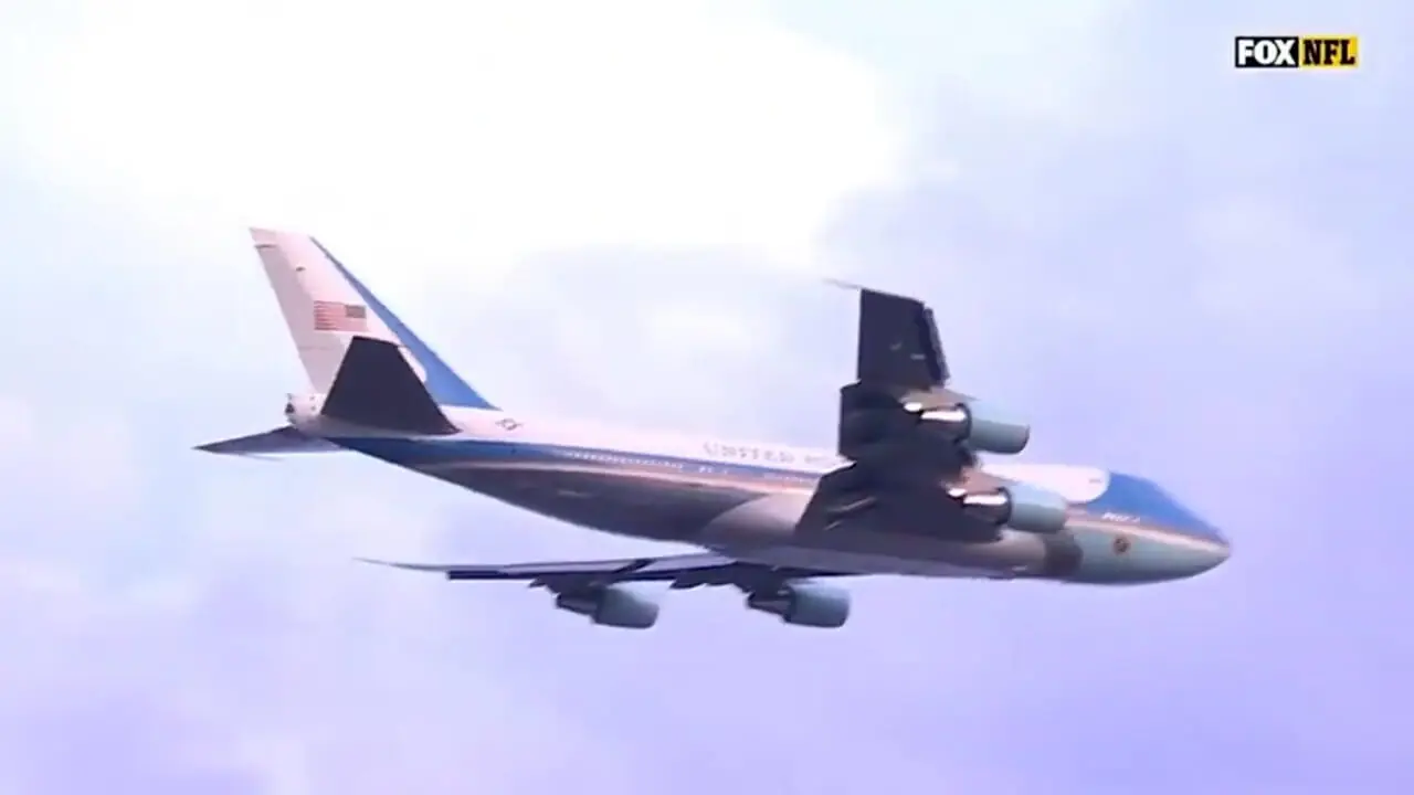 شوآف ترامپ با هواپیما روی استادیوم