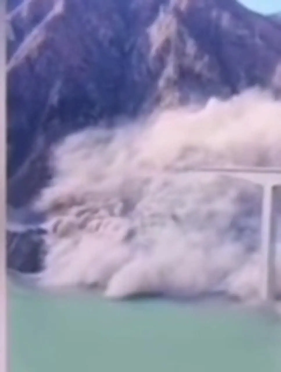 فرو ریختن پل نوساز در سیچوان چین/ گزارشی از تلفات انسانی اعلام نشده است