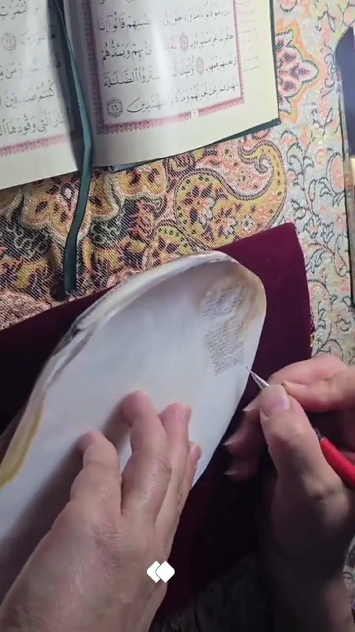 این زن خالق اولین قرآن صدفی جهان است