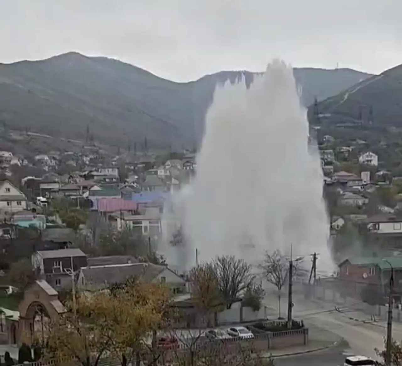 ترکیدگی لوله باعث ایجاد فواره بزرگی در نووروسیسک روسیه شد