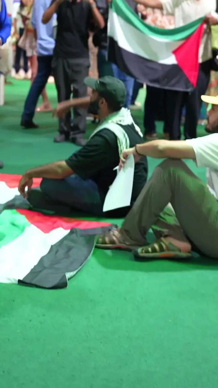 لحظه اخراج هیئت اسرائیلی از کنفرانس بین‌المللی آب و هوا COP30 در برزیل