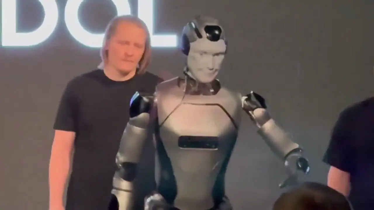 نخستین ربات انساننمای روسیه زمین خورد و مشهور شد