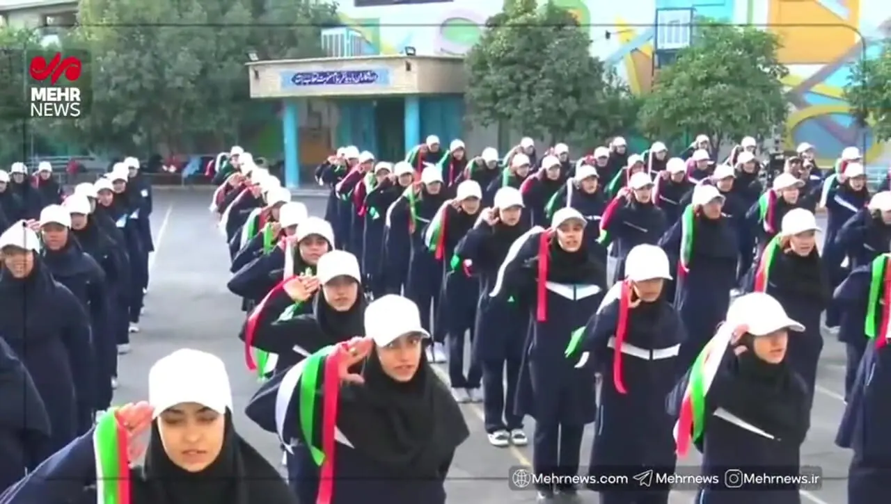 سلام نظامی دانشآموزان شیرازی هنگام پخش سرود جمهوری اسلامی ایران