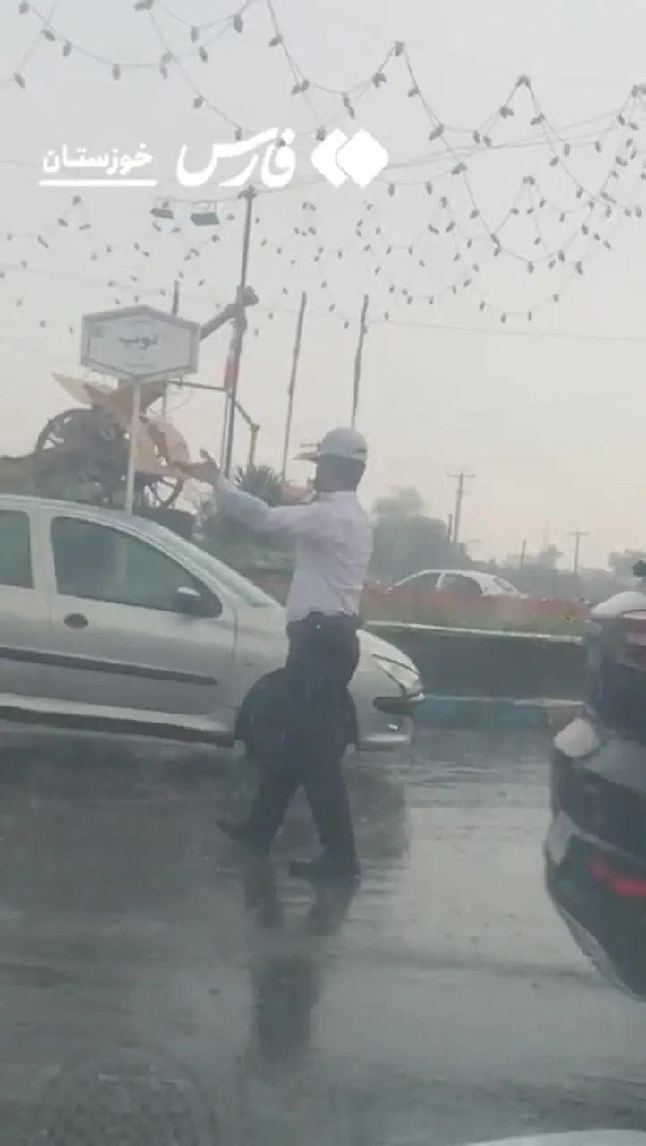 خدمت به مردم زیر باران هم تعطیل نمیشود