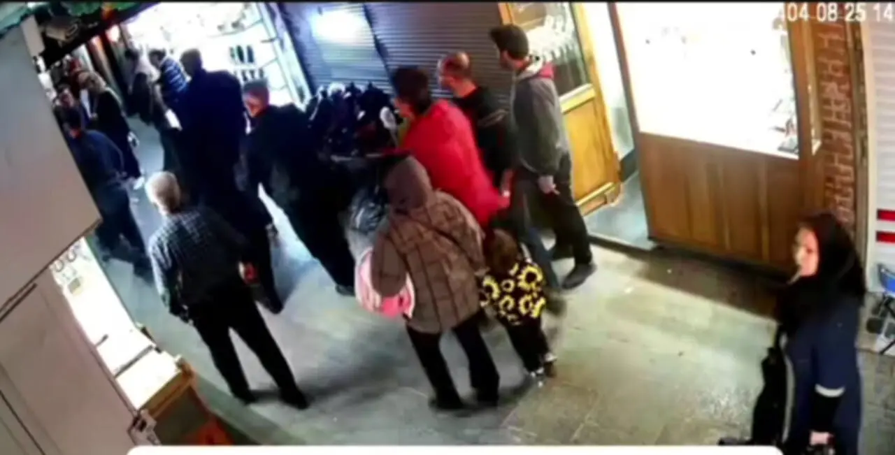 تصاویر دوربین مداربسته از سارق طلا که در بازار تبریز توسط مردم دستگیر شد!