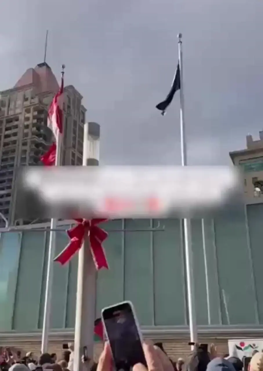 اهتزار پرچم فلسطین در شهرداری میسیساگا در کانادا