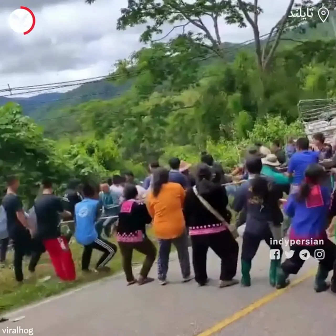 مردم با دست خالی خودروی سقوط کرده را بیرون کشیدند!