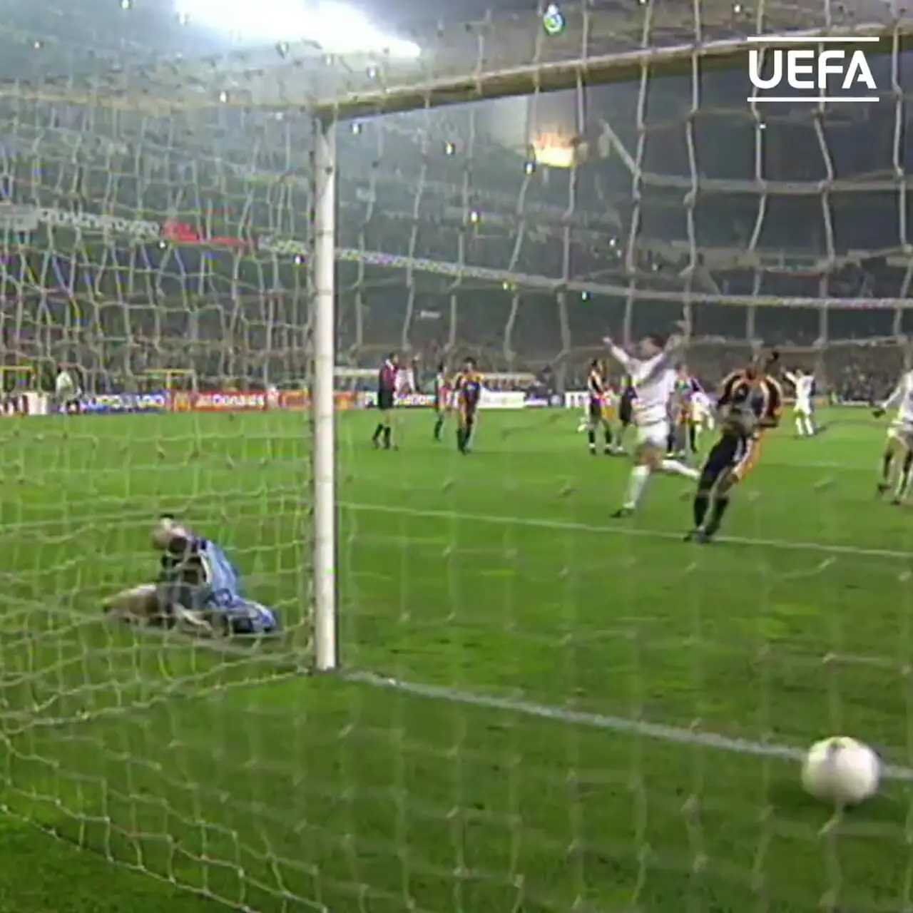 ویدیو: ضربه ایستگاهیهای تکرارنشدنی روبرتو کارلوس