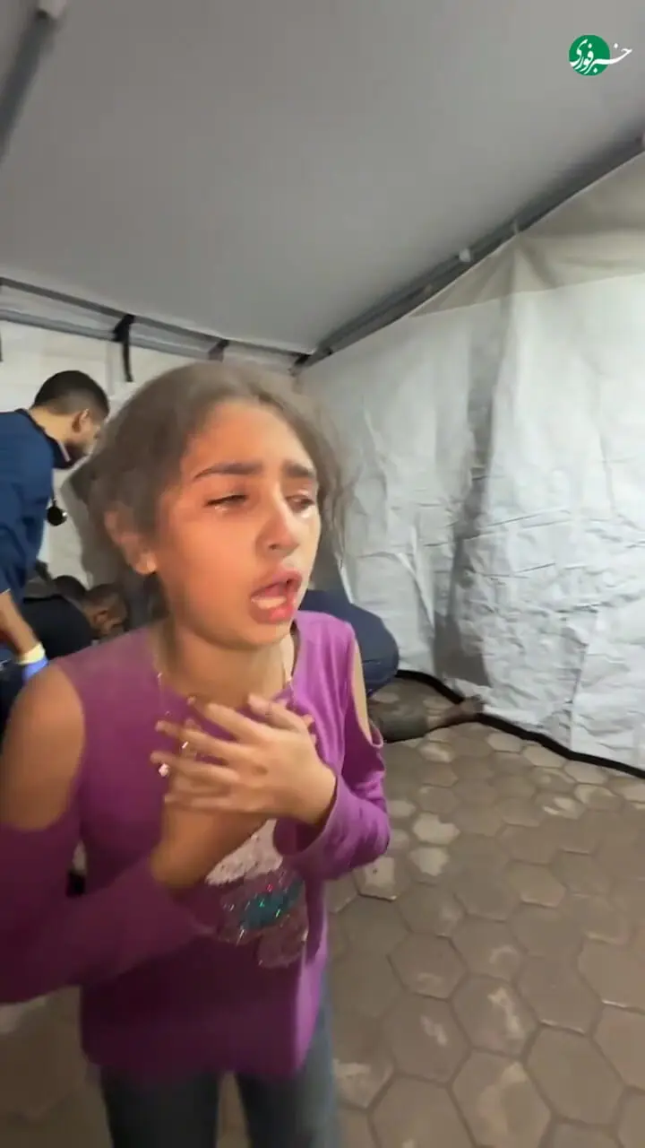 لحظات دلهره آور دخترک فلسطینی که در جستجوی خانواده اش پس از بمباران محل زندگیشان است