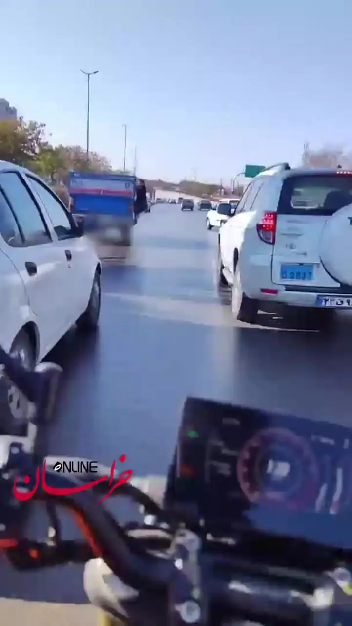 ویدئویی از فرار عجیب راننده نیسان بعد از تصادف