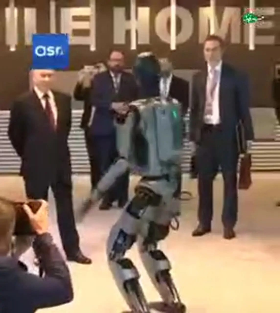 رقص ربات برای پوتین در مسکو