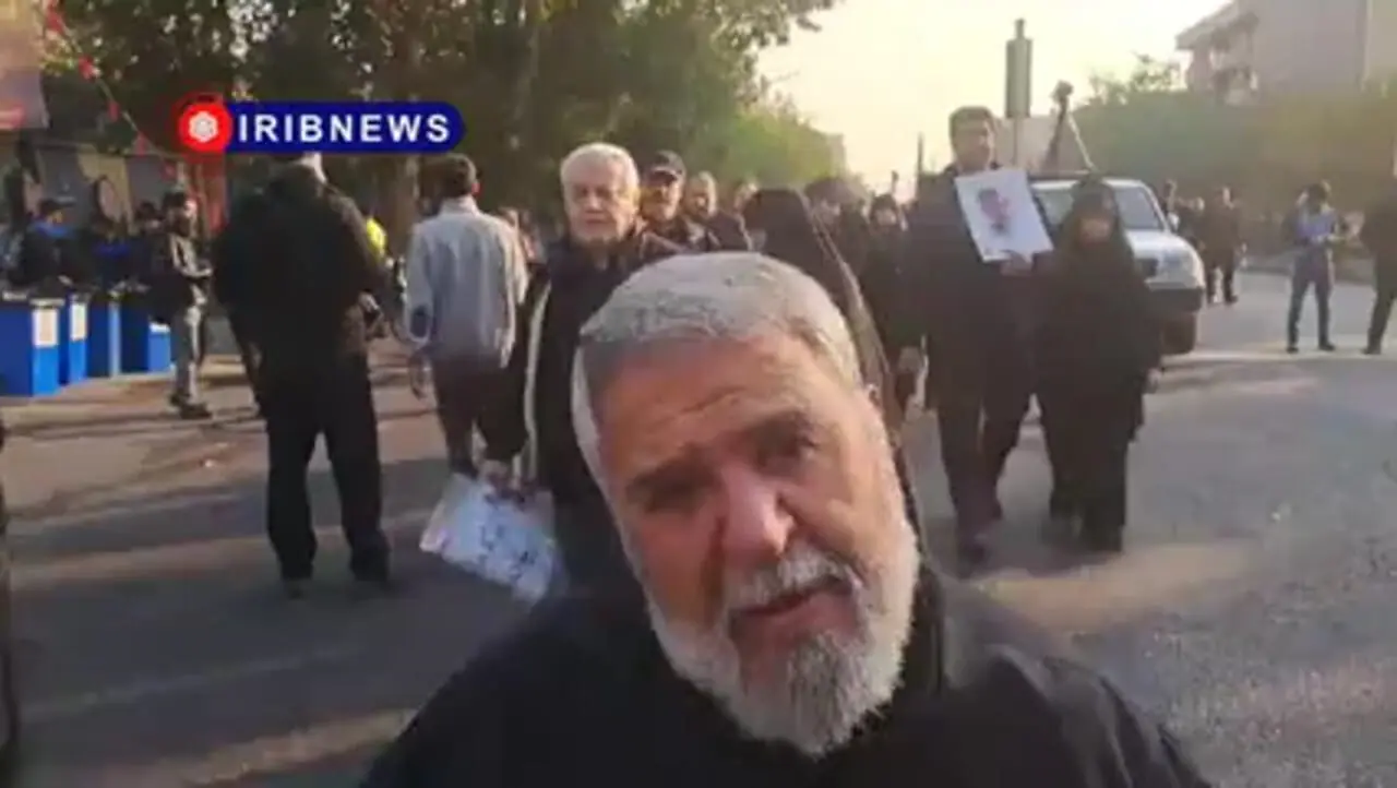 جانبازی که با یادگاریهای ۸ سال دفاع مقدس، امروز برای بدرقه همرزمانش آمده بود