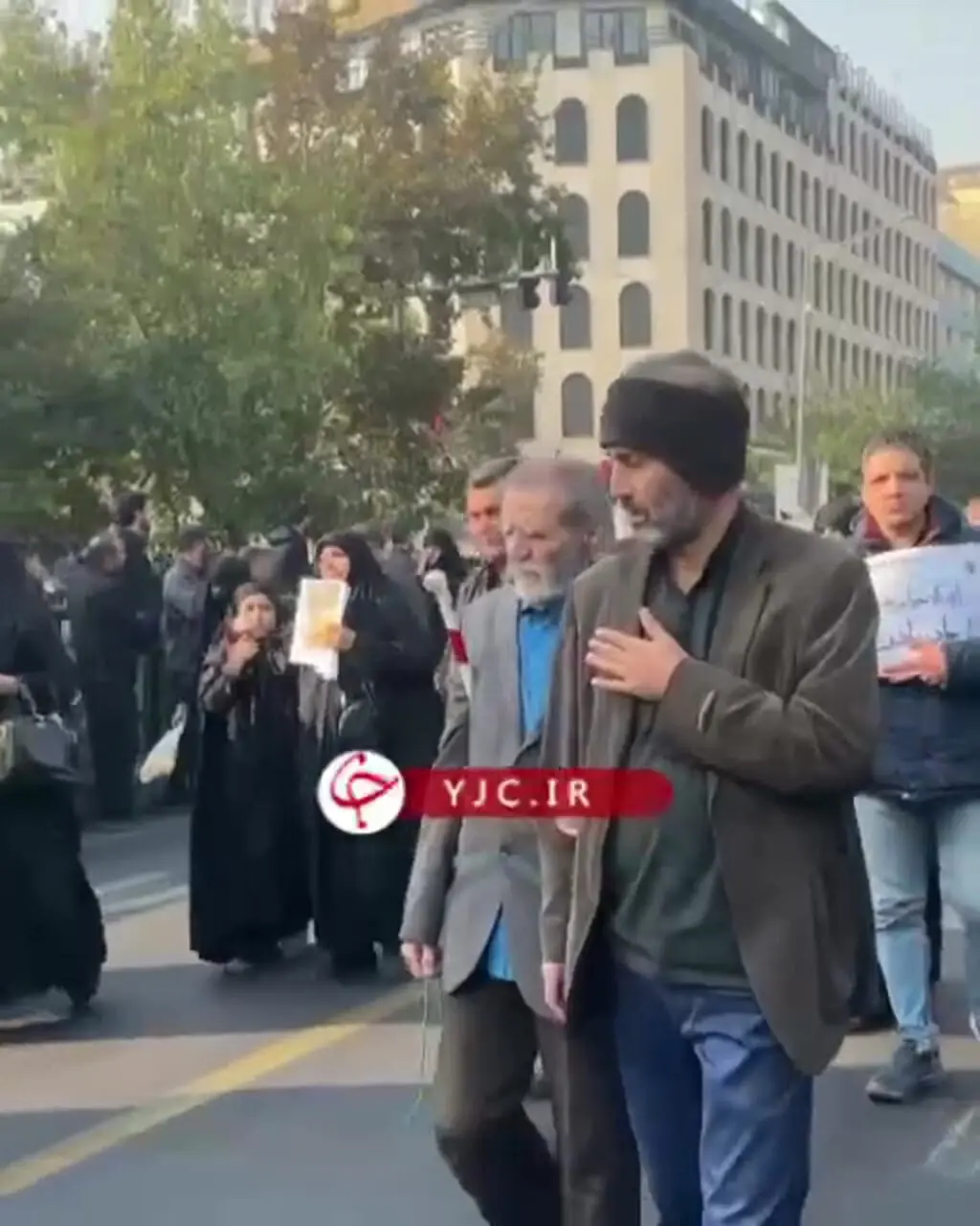 تصویری از فردی نابینا که با چشم دل به استقبال شهدای گمنام آمده است