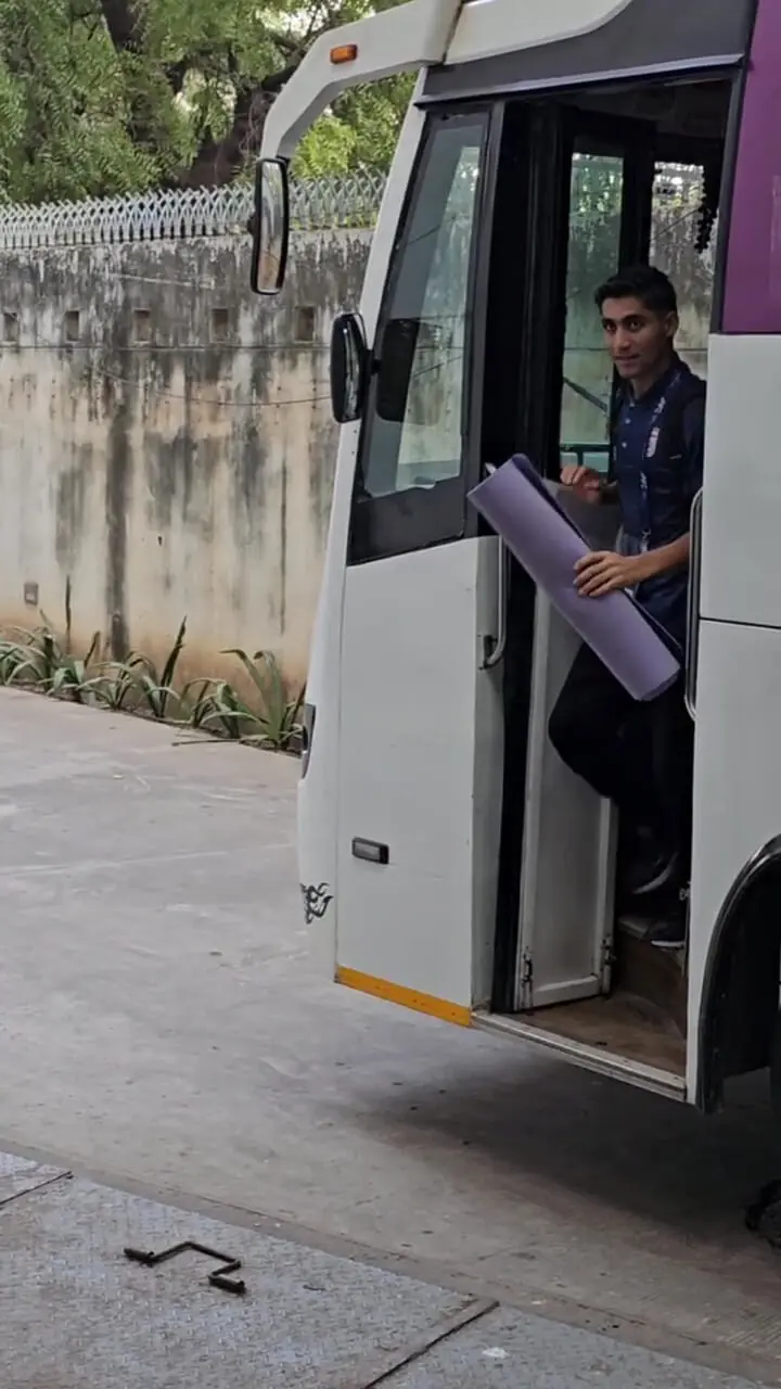 ورود اعضای تیم ملی نوجوانان به ورزشگاه EKA آره‌نا برای بازی با چین تایپه