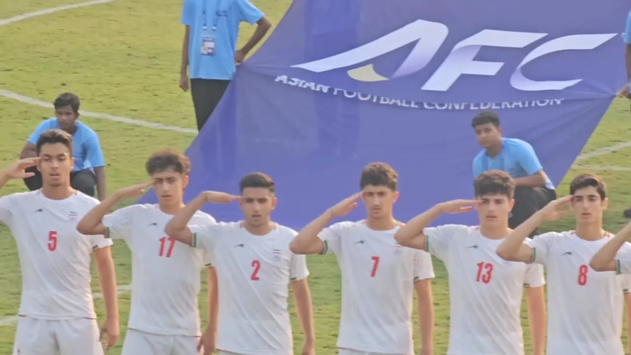 سلام نظامی اعضای تیم نوجوانان ایران پیش از بازی با چین تایپه