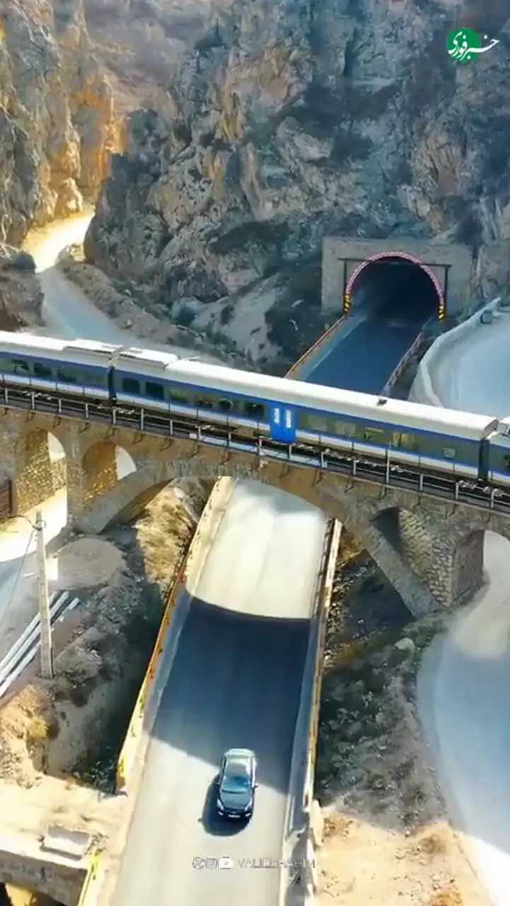 گذرگاه پرهیجان سوادکوه؛ جایی که قطار و خودرو چشم‌ در چشم می‌شوند