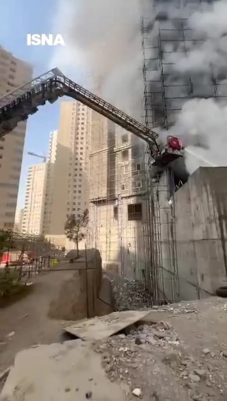 نجات بیش از ۳۰ نفر از آتش‌سوزی برج ۲۰ طبقه در غرب تهران