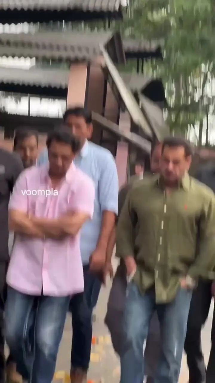 حضور سلمان خان با بادیگارد مسلح در خیابان‌های هند