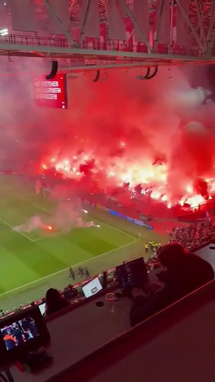 آتش بازی هواداران آژاکس، بازی را متوقف کرد