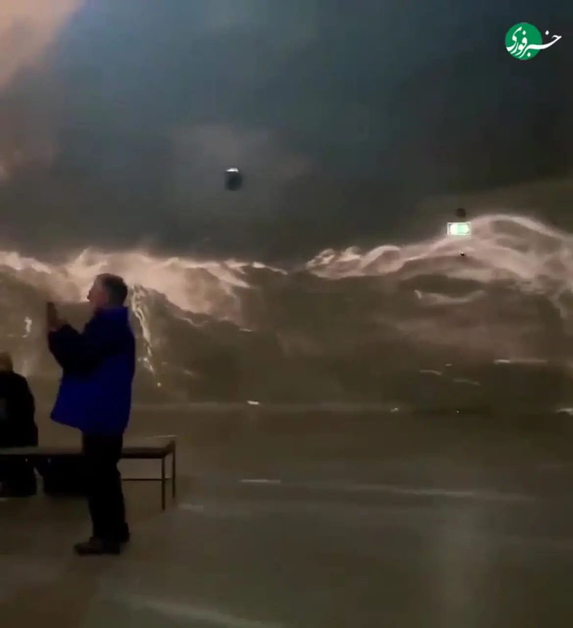 به تصویر کشیدن طوفان سهمگین دریا در نمایشگاه لندن