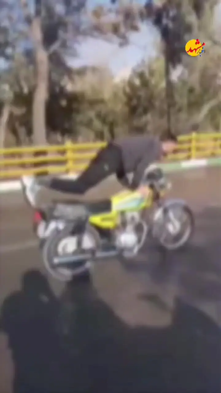 حرکات عجیب و فوق العاده خطرناک یک موتورسوار در بلوار وکیل آباد مشهد