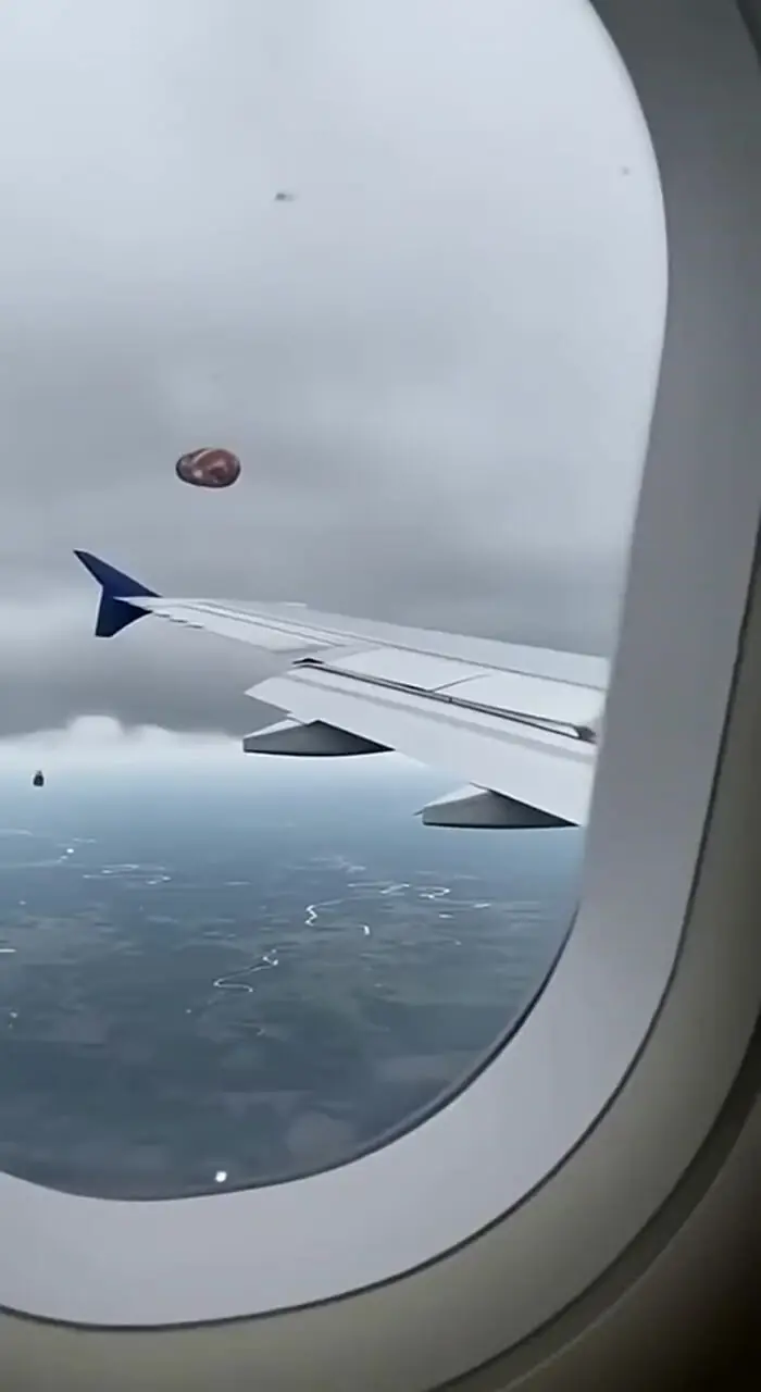 لحظه وحشتناک برخورد صاعقه با بالن مسافربری!