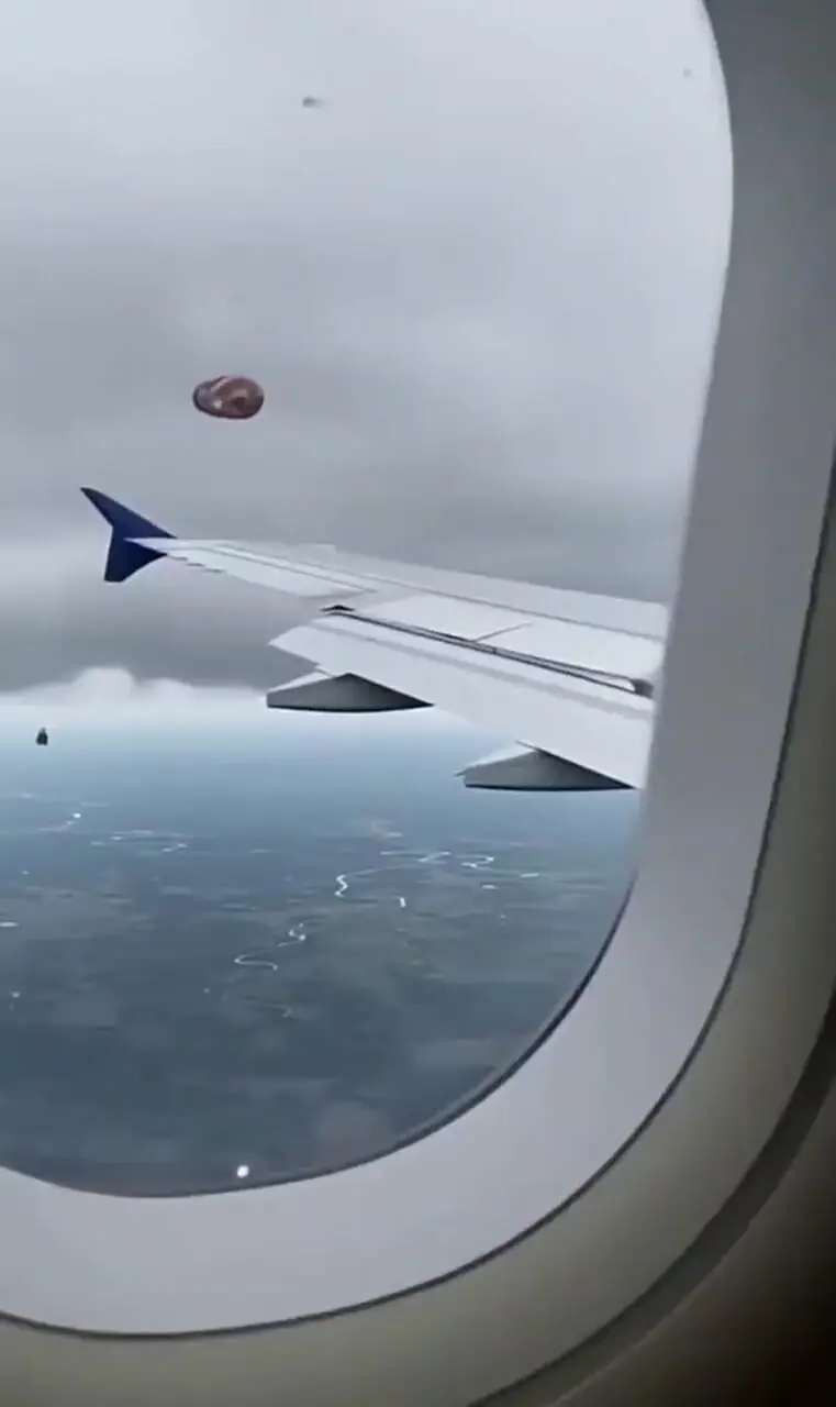 لحظه وحشتناک برخورد صاعقه با بالن مسافربری