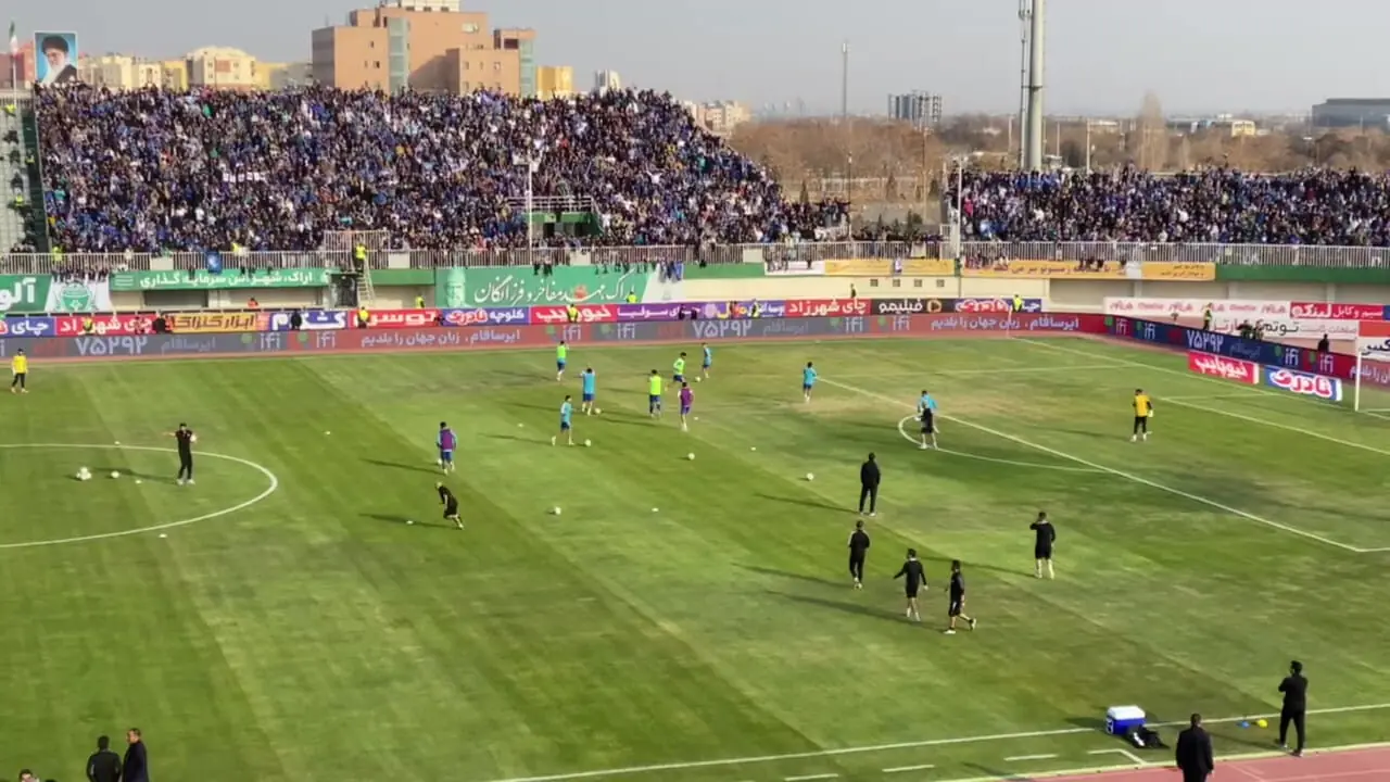 ورود بازیکنان استقلال به زمین برای گرم کردن در میان تشویق هواداران