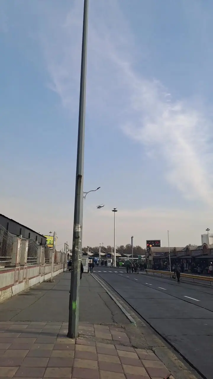 فرود یک هلیکوپتر در میدان آزادی تهران