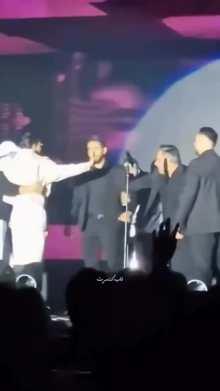 حمله یک هوادار به مجید رضوی حین اجرای کنسرت