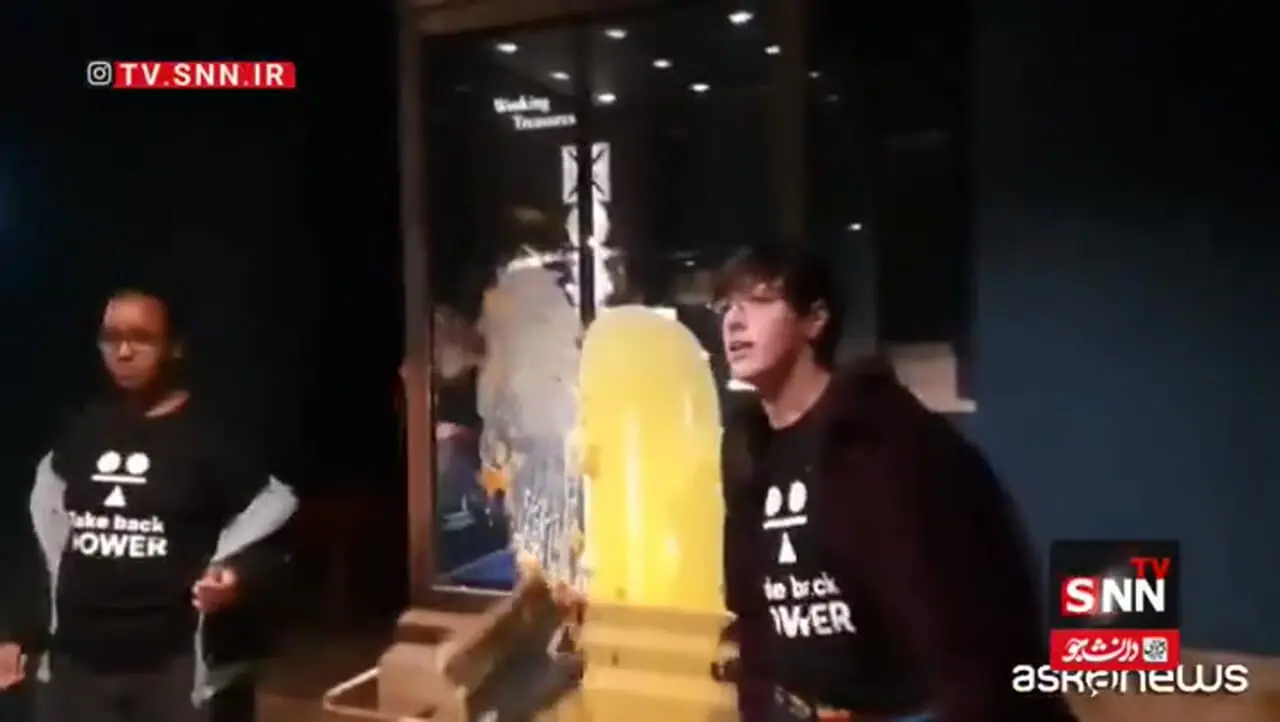 حمله معترضان به ویترین تاج پادشاهی بریتانیا