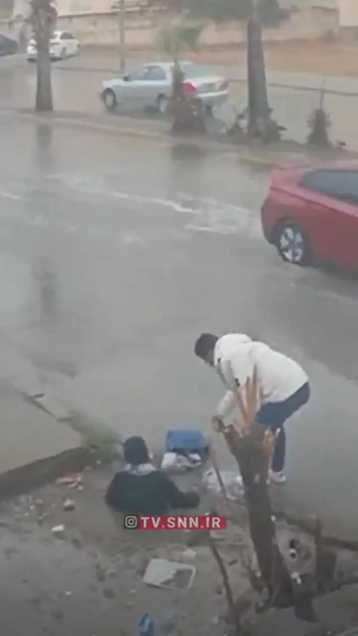 سقوط دختر جوان در گودال آب وسط خیابان!