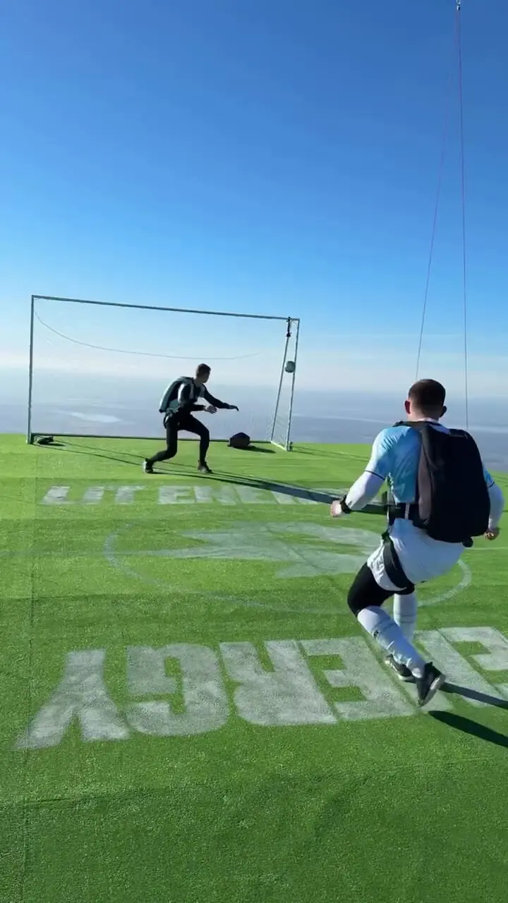 ویدئو: فوتبال در ارتفاع 1700 متری از زمین؟؟