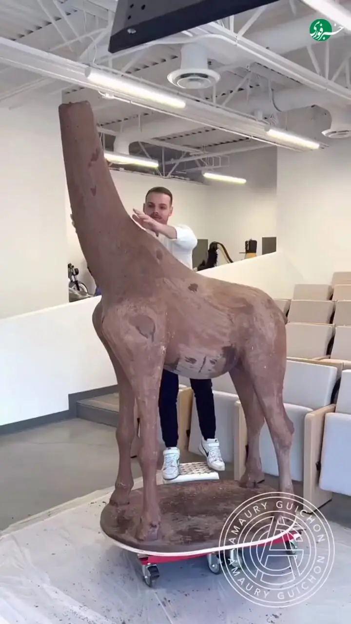 شاهکار شکلاتی! تولد یک زرافه شگفتانگیز از دل کاکائو