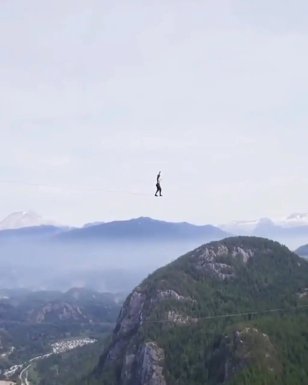 عبور از مسیر ۶۴ متری بدون استفاده از طناب ایمنی