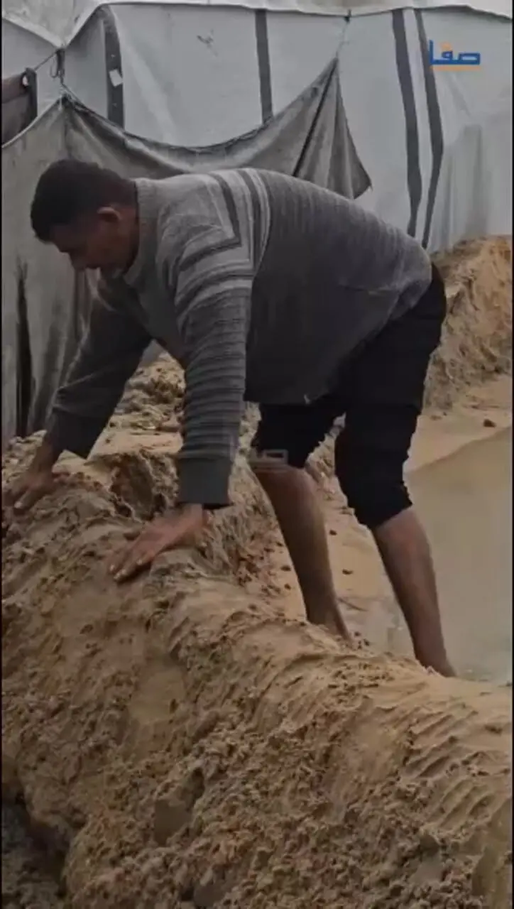 تلاش مردم غزه برای جلوگیری از غرق شدن چادرهایشان