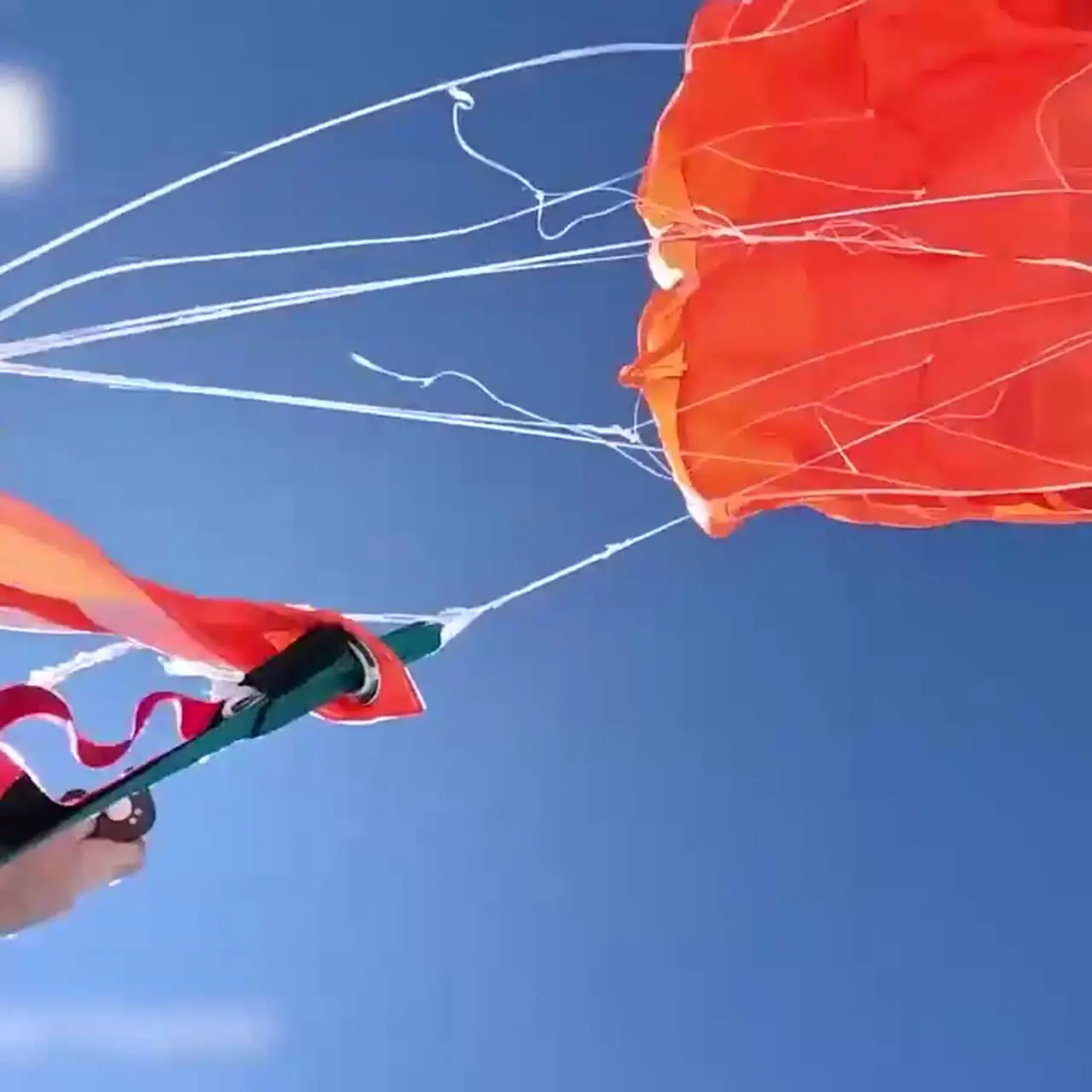 لحظه گیر کردن چتر اضطراری چترباز استرالیایی به دُم هواپیما