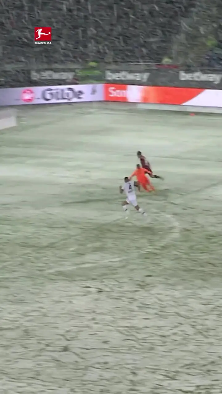 ویدئو: لذت فوتبال زیر بارش برف سنگین