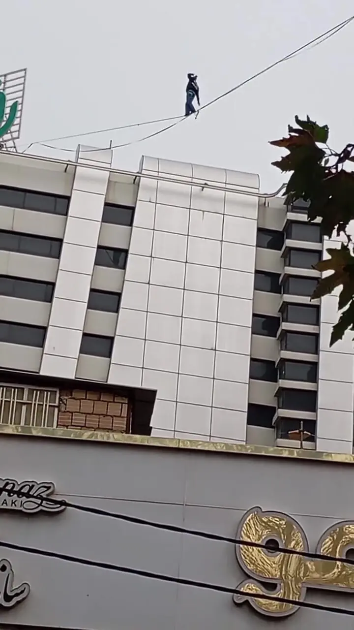 حرکت خطرناک دختر جوان روی سیمهای برق در شهریار