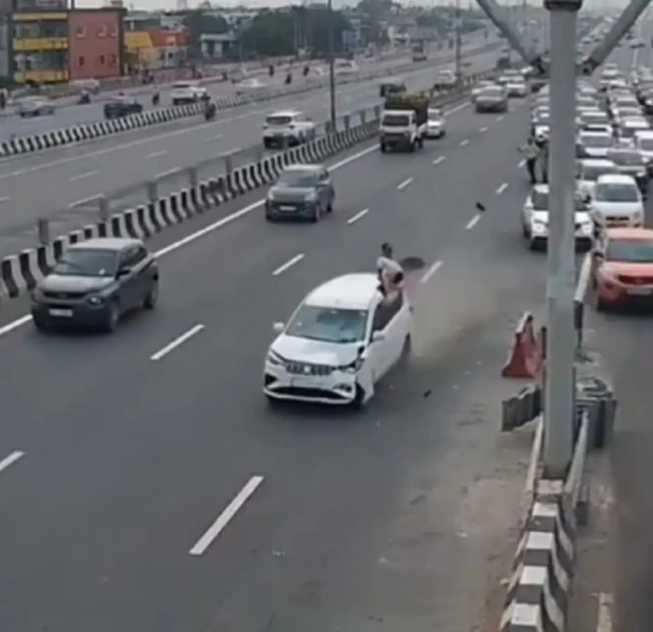 لحظه زیر گرفتن افسر پلیس حین انجام وظیفه