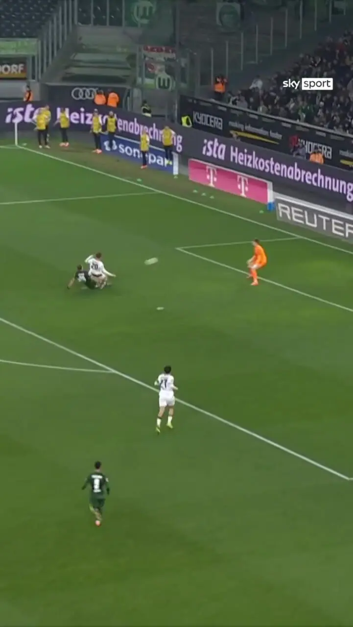 ویدئو: توپ به تیر نشست و گل نشد