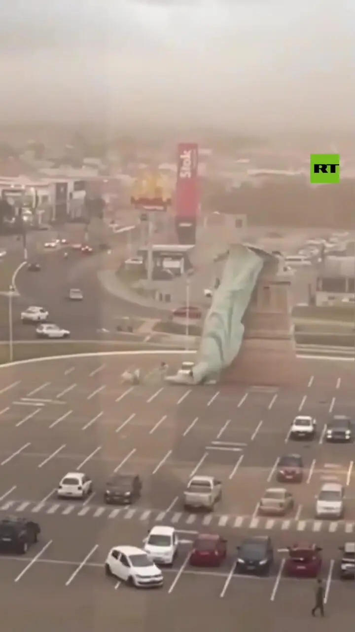 وزش بادهای شدید مجسمه غولپیکر برزیل را واژگون کرد