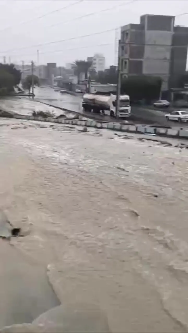 جاری شدن سیلاب در بعضی مناطق بندرعباس هم اکنون