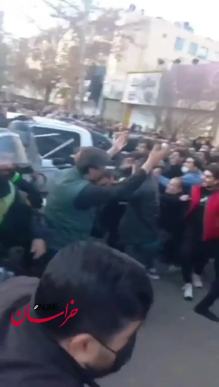 لحظه چاقو خوردن فرمانده انتظامی مشهد در مراسم هفتم وکیل مرحوم خسرو علیکردی