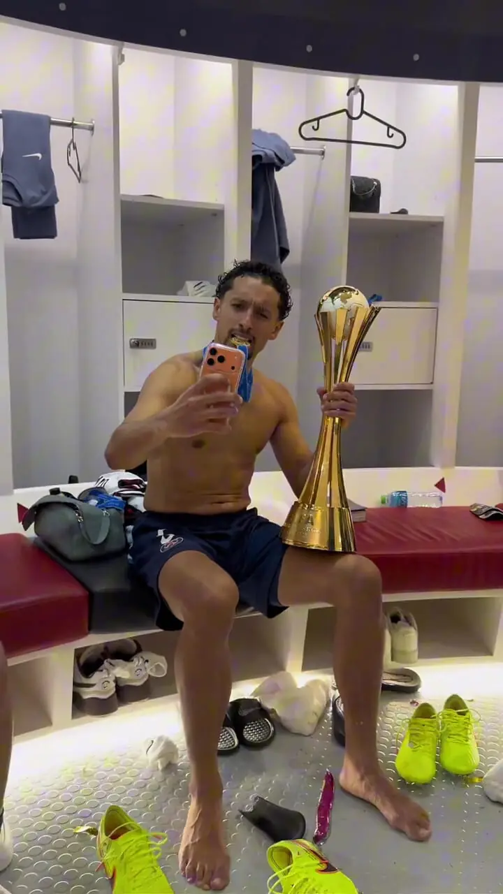 جشن قهرمانی بازیکنان پی‌اس‌جی در رختکن