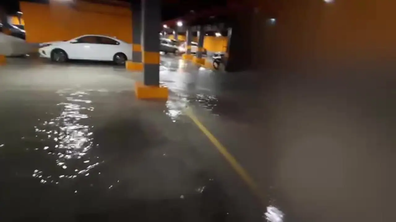 تصاویر منتشر شده از پارکینگ های کیش در پی بارش شدید