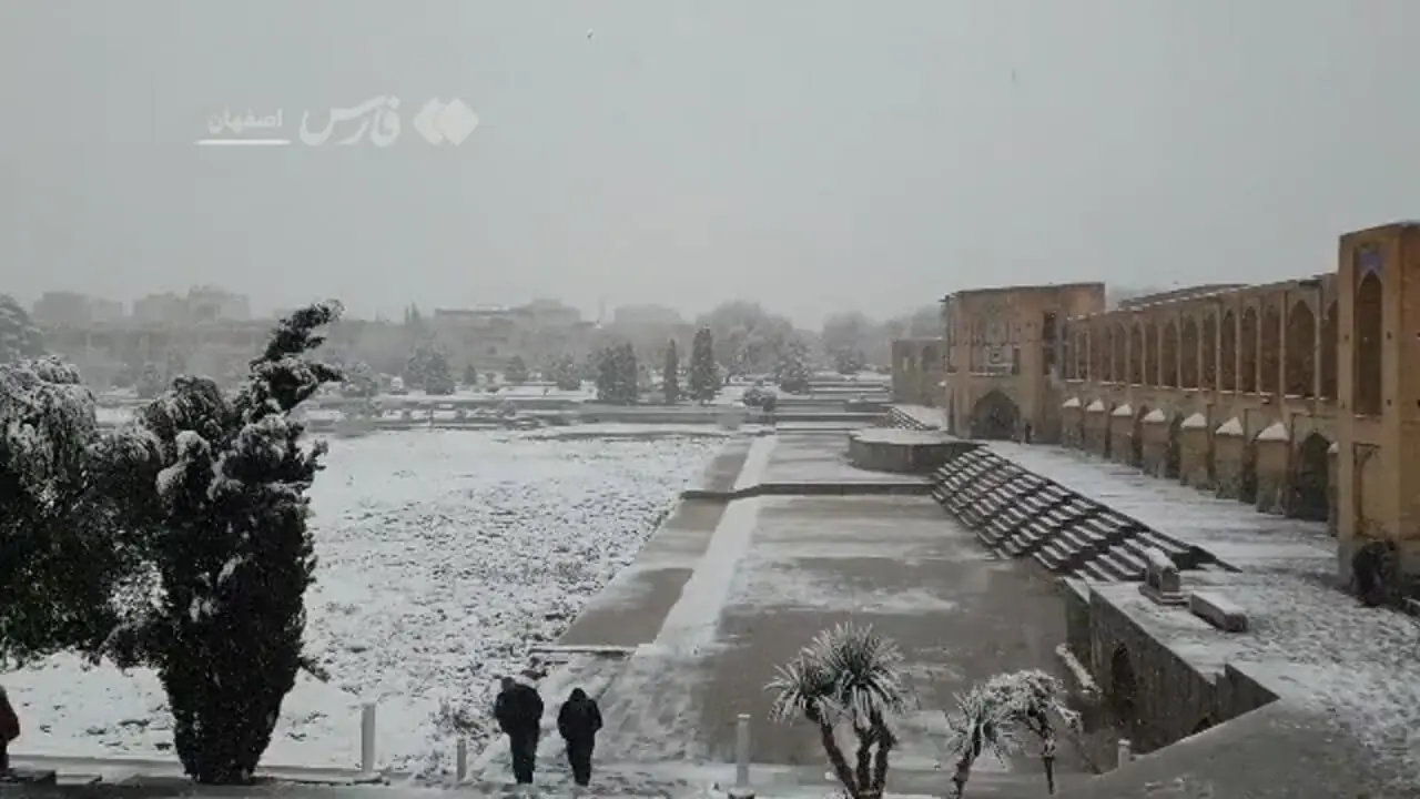 نصف جهان سفیدپوش از برف