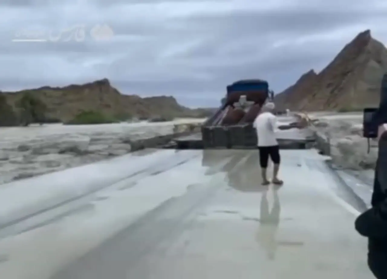 لحظه فروریختن پل در هرمزگان