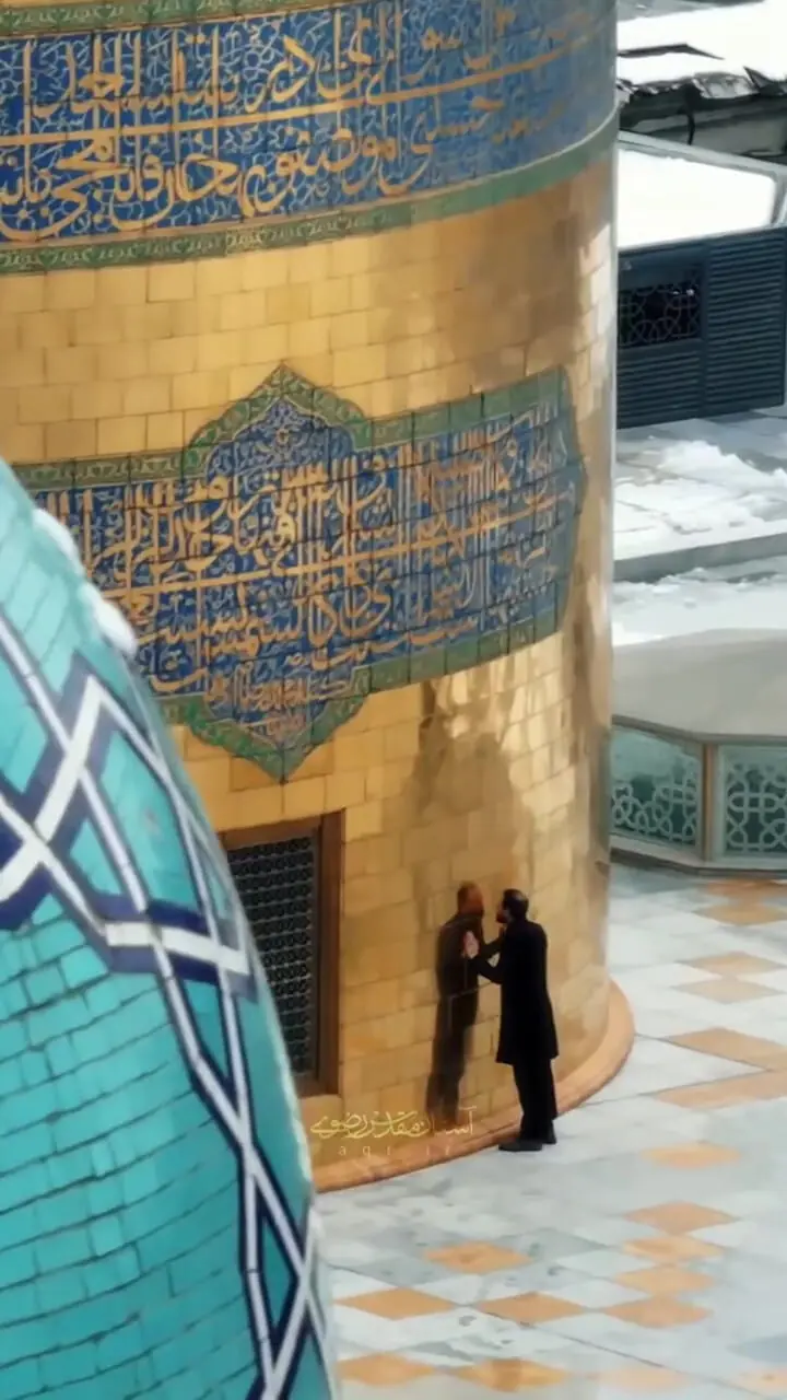 برف‌روبی پشت‌بام حرم امام رضا(ع)